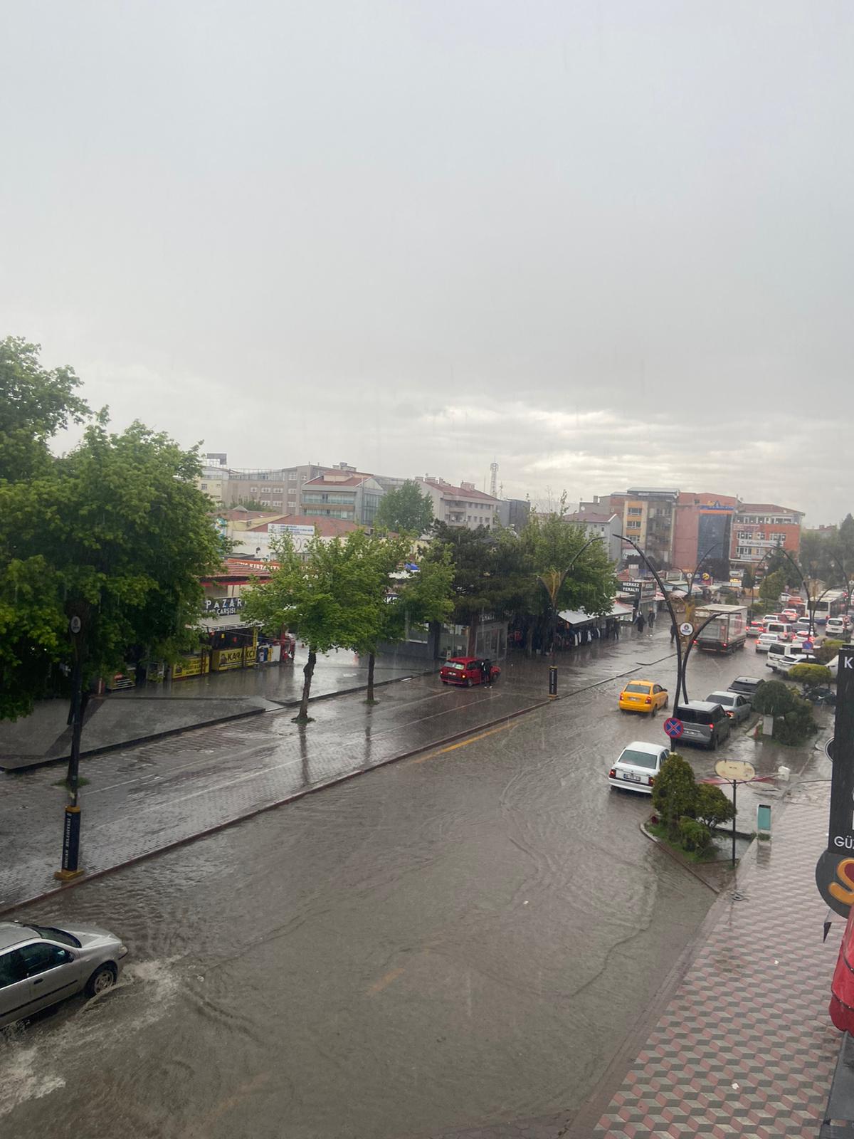 Ankara’da Sağanak Yağış Etkisini Gösterdi: Trafikte Yoğunluk Oluştu
