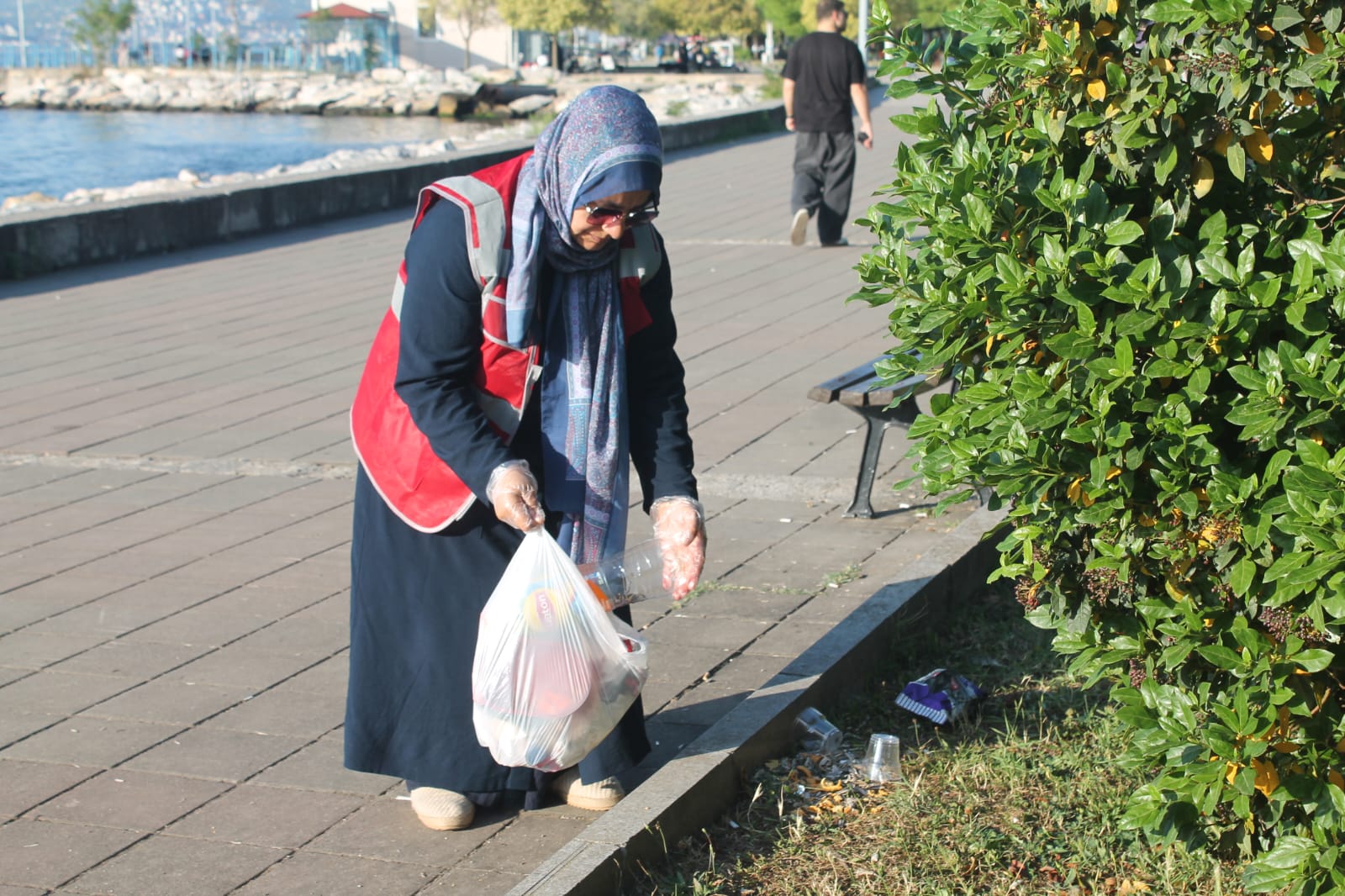 Saadet Partisi Gölcük Kadın Kolları’ndan Dünya Çevre Günü’nde Anlamlı Etkinlik: Kavaklı Sahili’nde Temizlik Çalışması