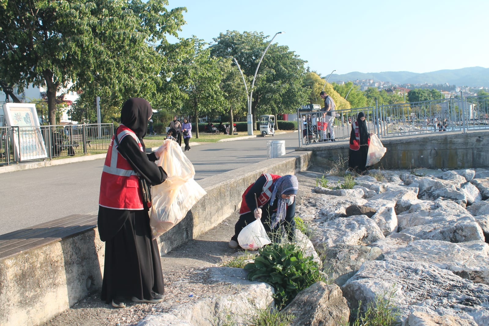 Saadet Partisi Gölcük Kadın Kolları’ndan Dünya Çevre Günü’nde Anlamlı Etkinlik: Kavaklı Sahili’nde Temizlik Çalışması