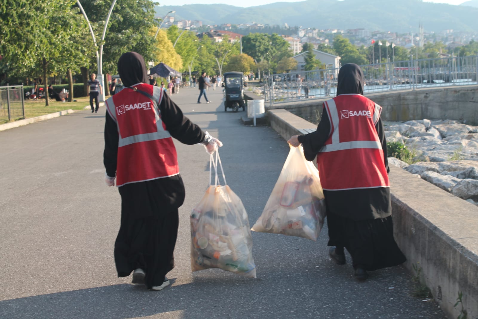 Saadet Partisi Gölcük Kadın Kolları’ndan Dünya Çevre Günü’nde Anlamlı Etkinlik: Kavaklı Sahili’nde Temizlik Çalışması