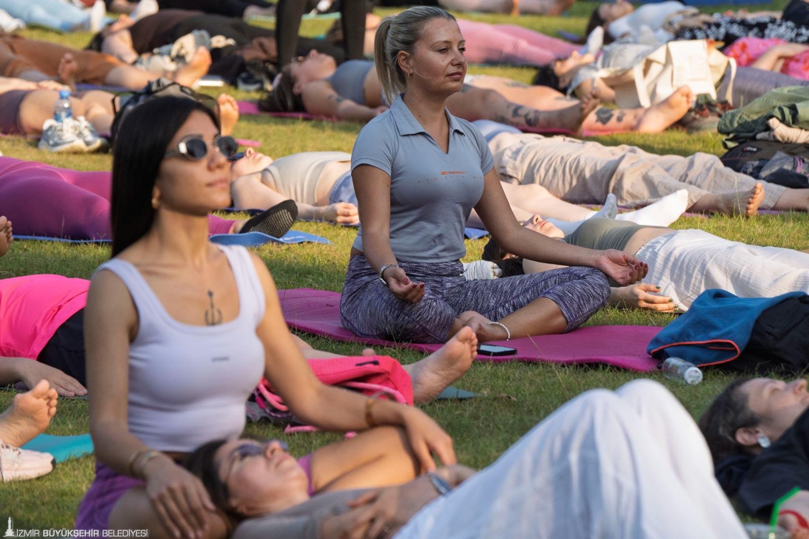 Matlar çimlere serildi Kültürpark'ta yoga rüzgârı esti