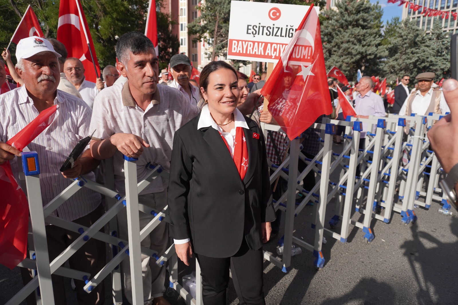 İYİ Parti'nin "Bayrak Mitingi" Ankara'da Yoğun Katılımla Gerçekleştirildi
