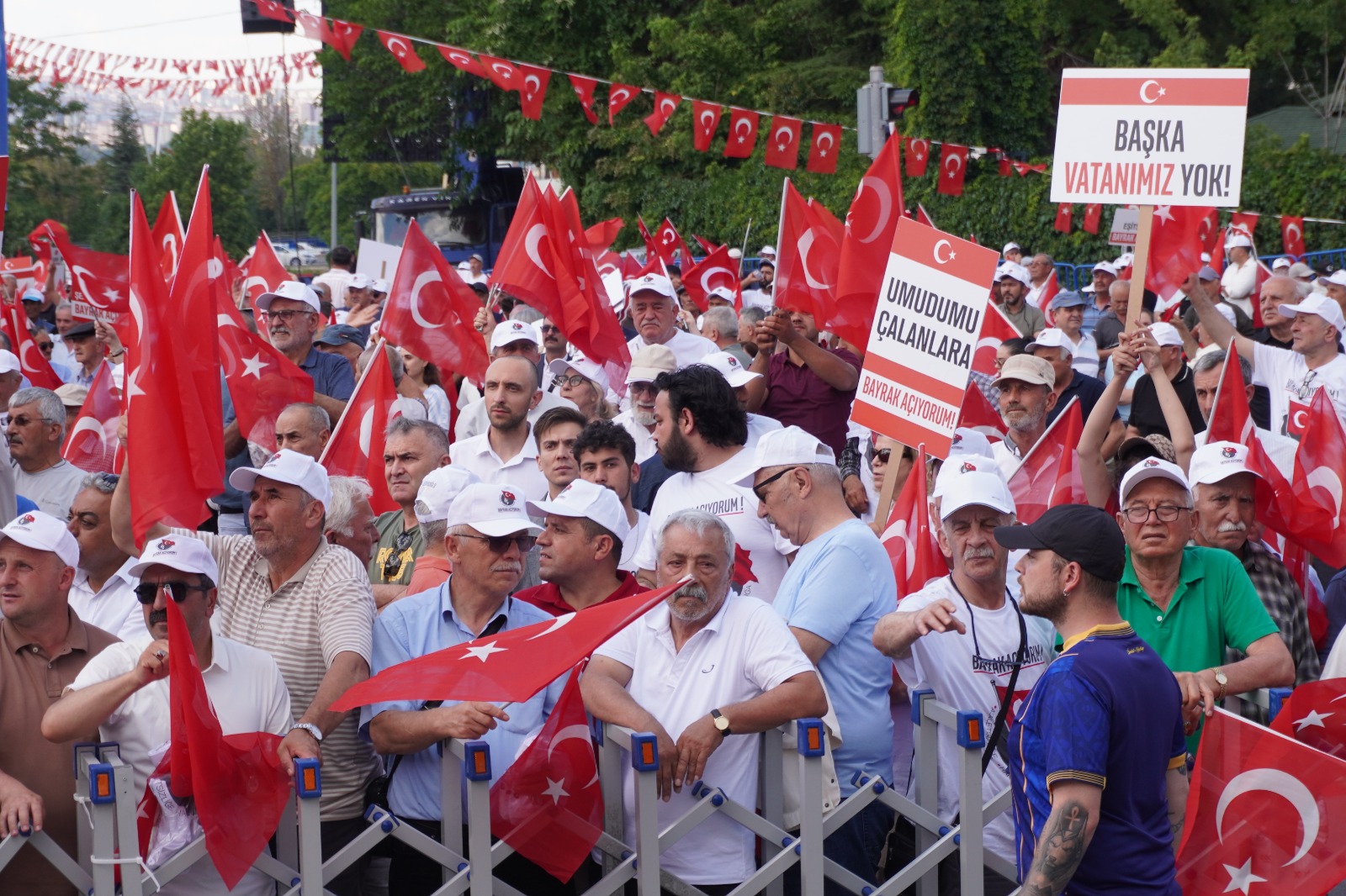 İYİ Parti'nin "Bayrak Mitingi" Ankara'da Yoğun Katılımla Gerçekleştirildi
