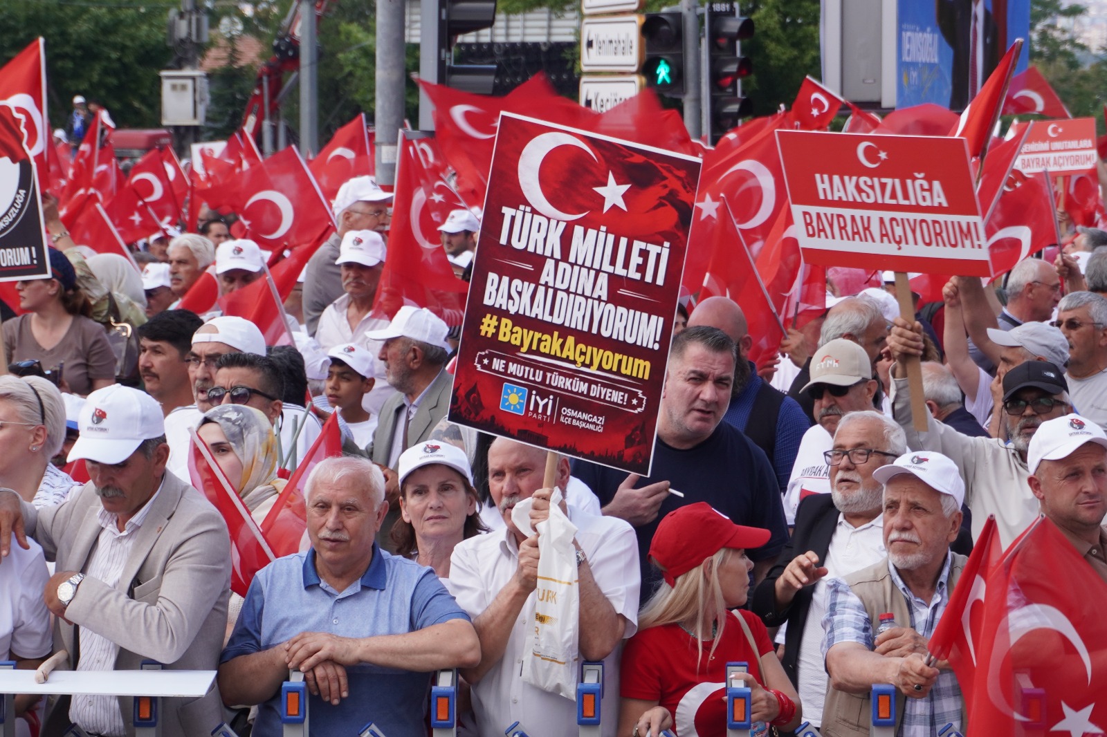 İYİ Parti'nin "Bayrak Mitingi" Ankara'da Yoğun Katılımla Gerçekleştirildi