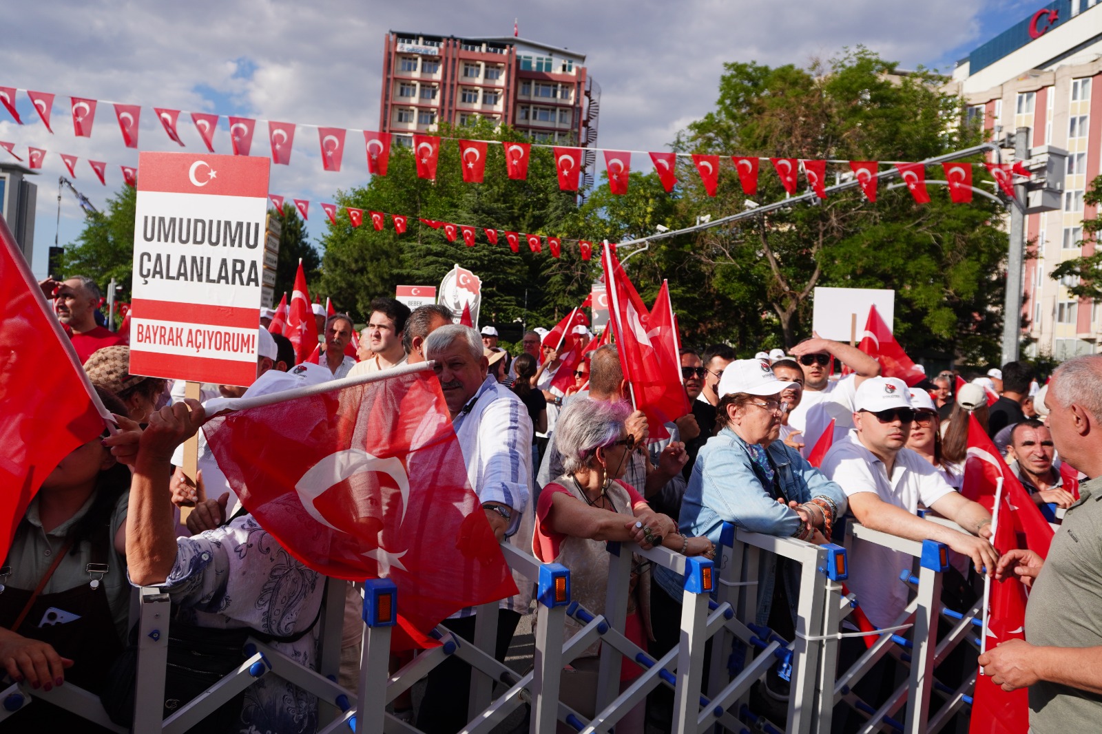 İYİ Parti'nin "Bayrak Mitingi" Ankara'da Yoğun Katılımla Gerçekleştirildi