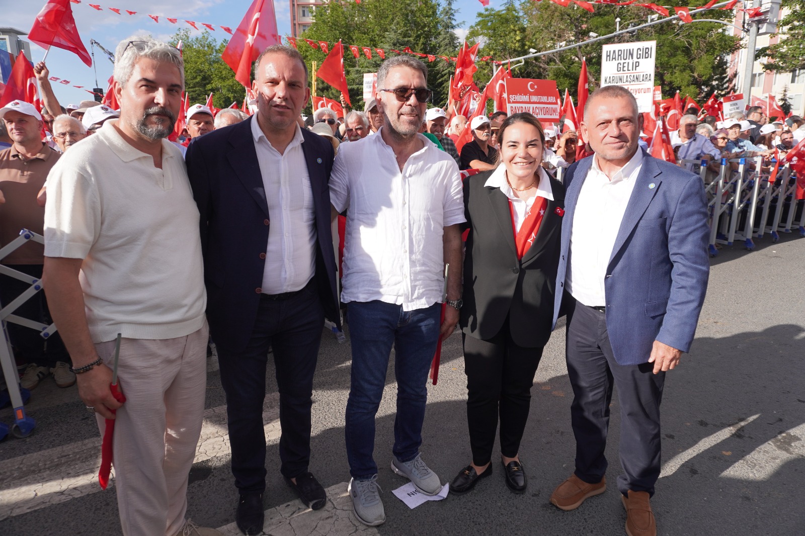 İYİ Parti'nin "Bayrak Mitingi" Ankara'da Yoğun Katılımla Gerçekleştirildi