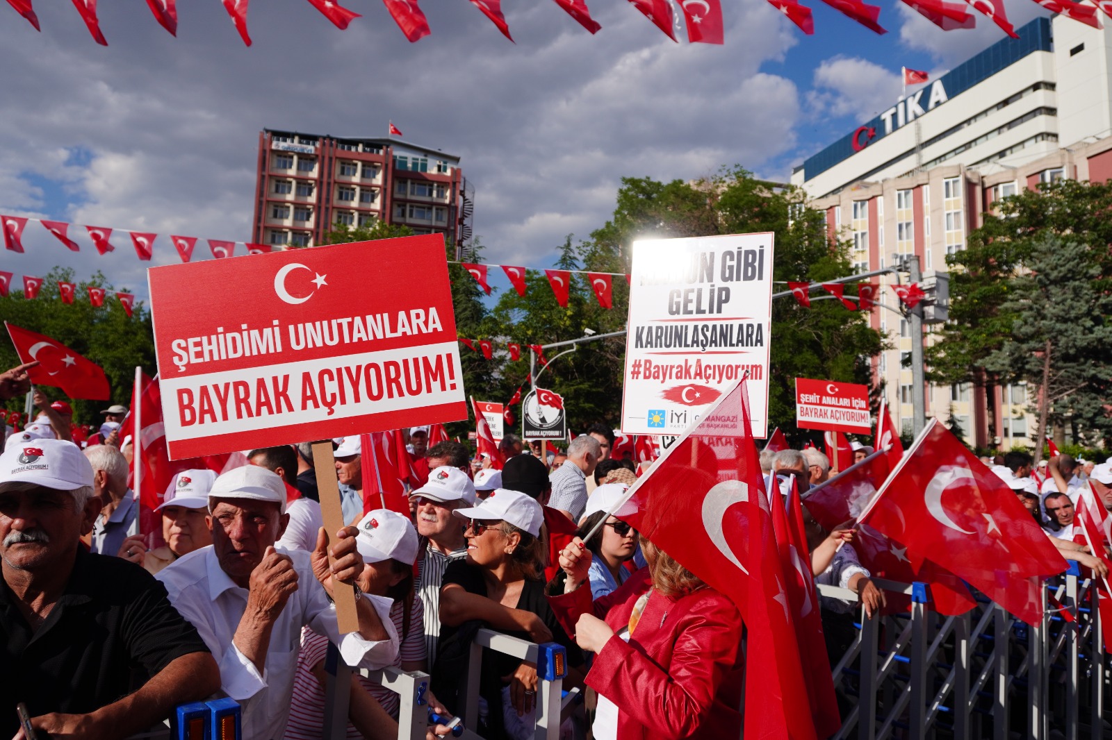 İYİ Parti'nin "Bayrak Mitingi" Ankara'da Yoğun Katılımla Gerçekleştirildi