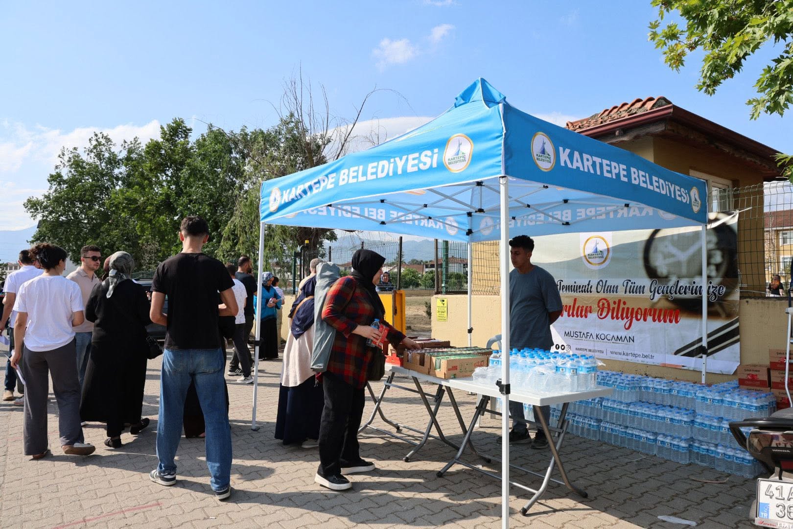 Kartepe Belediyesi, YKS Adayları ve Velilerin Heyecanına Ortak Oldu