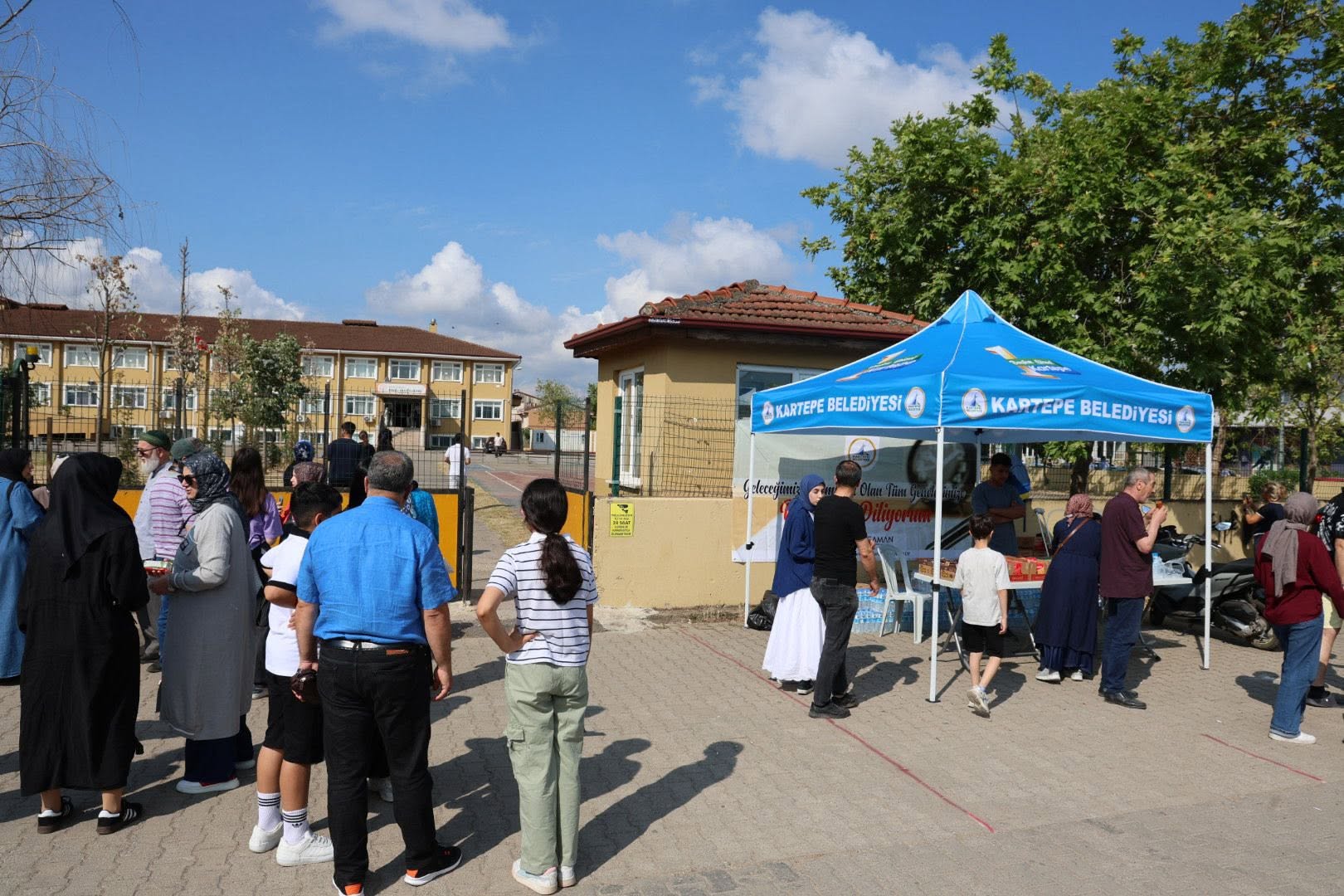 Kartepe Belediyesi, YKS Adayları ve Velilerin Heyecanına Ortak Oldu