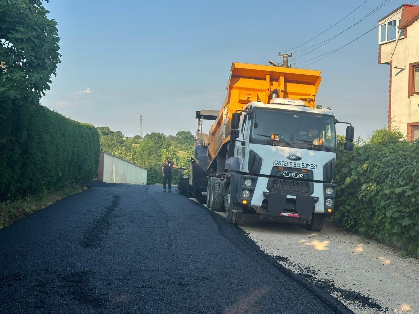 Kartepe'de Asfalt Mesaisi Aralıksız Sürüyor