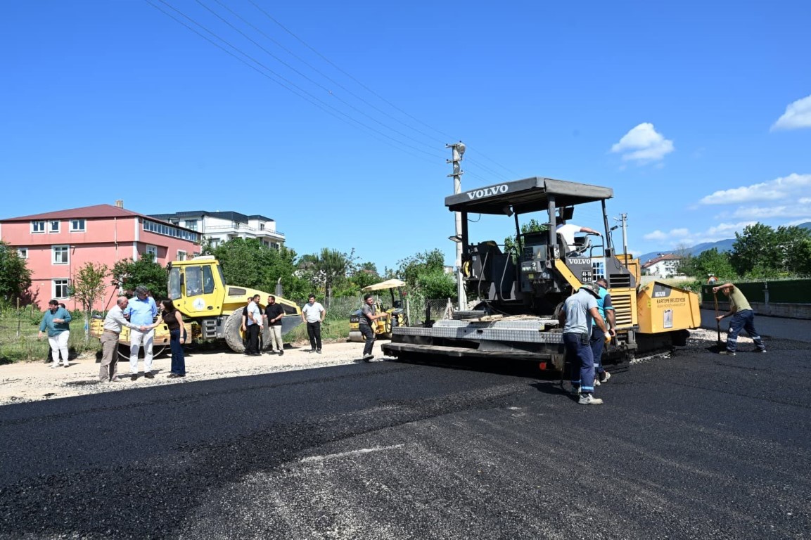 Kartepe'de Asfalt Seferberliği Sürüyor