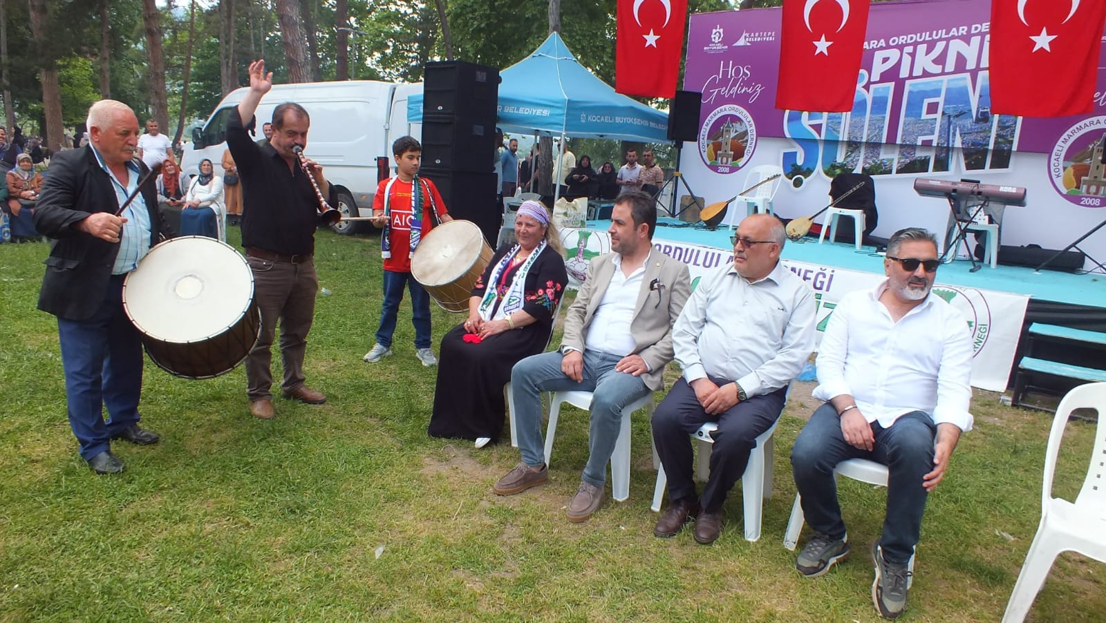 ORDULULAR MÜZİK DİNLEDİ HORON TEPTİ