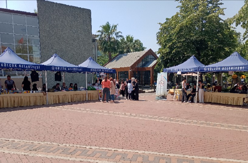 AKV Kız Mesleki ve Teknik Anadolu Lisesi Gölcük Değirmendere Meydanı'nda Kermes Düzenledi