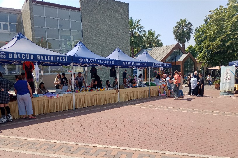 AKV Kız Mesleki ve Teknik Anadolu Lisesi Gölcük Değirmendere Meydanı'nda Kermes Düzenledi