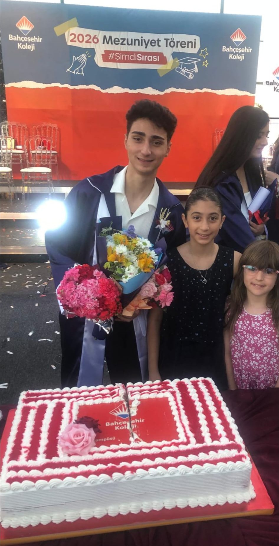 MİLLİ SPORCU, SANATÇI, LİDER VE OKUL BİRİNCİSİ:
AYKUT EREN DİNÇ'TEN İLHAM VEREN BAŞARI HİKÂYESİ