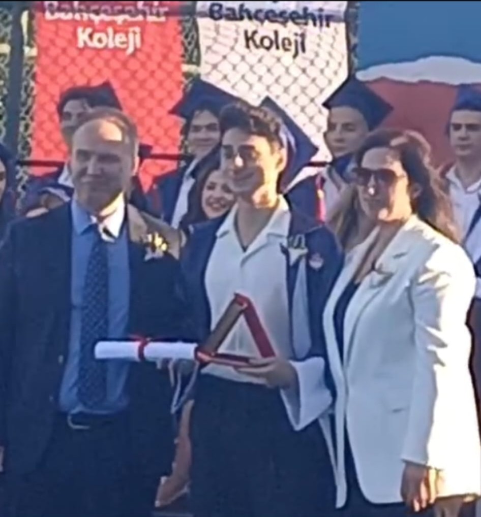MİLLİ SPORCU, SANATÇI, LİDER VE OKUL BİRİNCİSİ:
AYKUT EREN DİNÇ'TEN İLHAM VEREN BAŞARI HİKÂYESİ