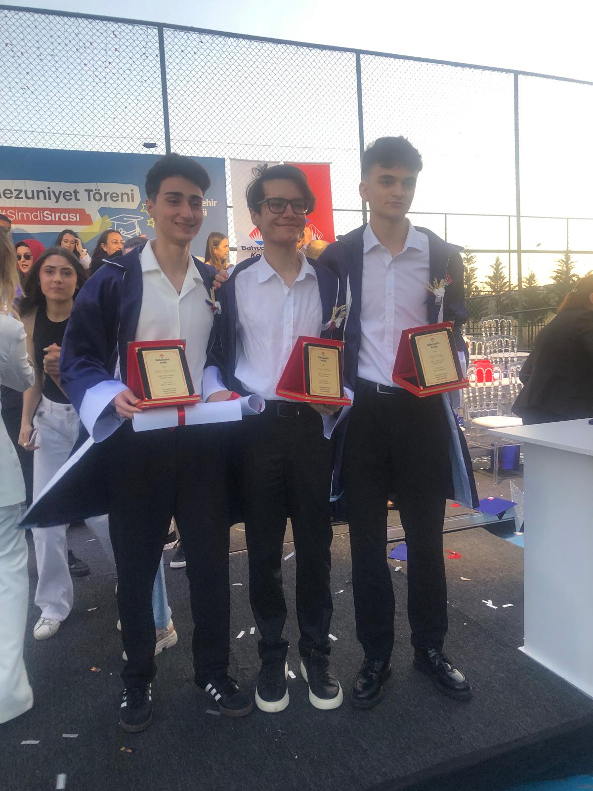MİLLİ SPORCU, SANATÇI, LİDER VE OKUL BİRİNCİSİ:
AYKUT EREN DİNÇ'TEN İLHAM VEREN BAŞARI HİKÂYESİ
