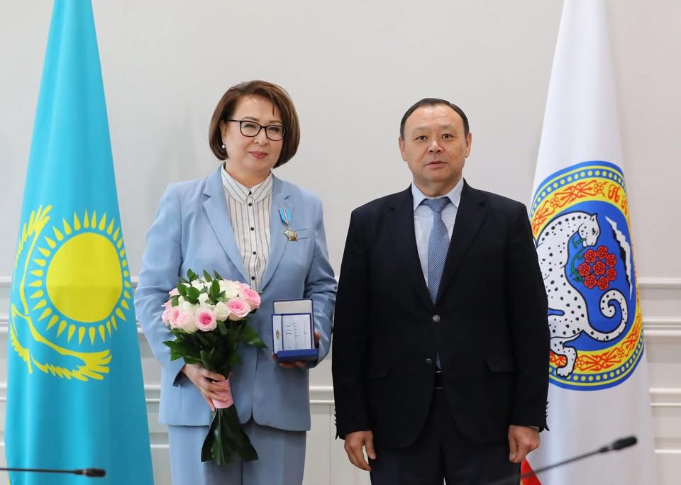 TÜRKSOY Kazakistan Temsilcisi Nışankül Karatayeva’ya Devlet Nişanı Verildi!