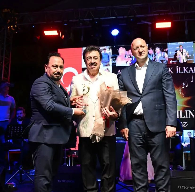 Ahmet Selçuk İlkan’ın 50. Sanat Yılı Coşkusu Adana’da Gerçekleştirildi!