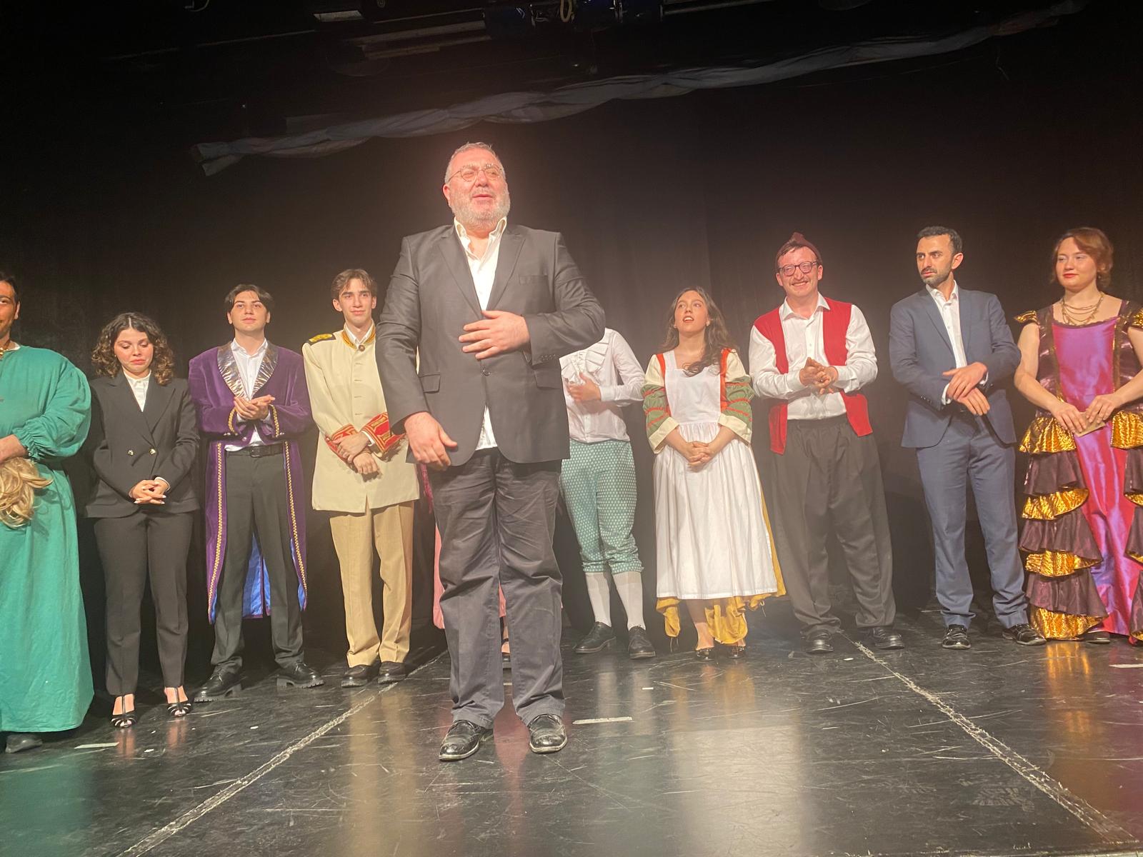 Tiyatro Bir Sanat Olduğu Kadar Bir Eğitim Alanıdır
Sanat Üretim Topluluğu (SÜT) Kurucu Genel Sanat Yönetmeni Tamer Yılmaz ile Söyleşi