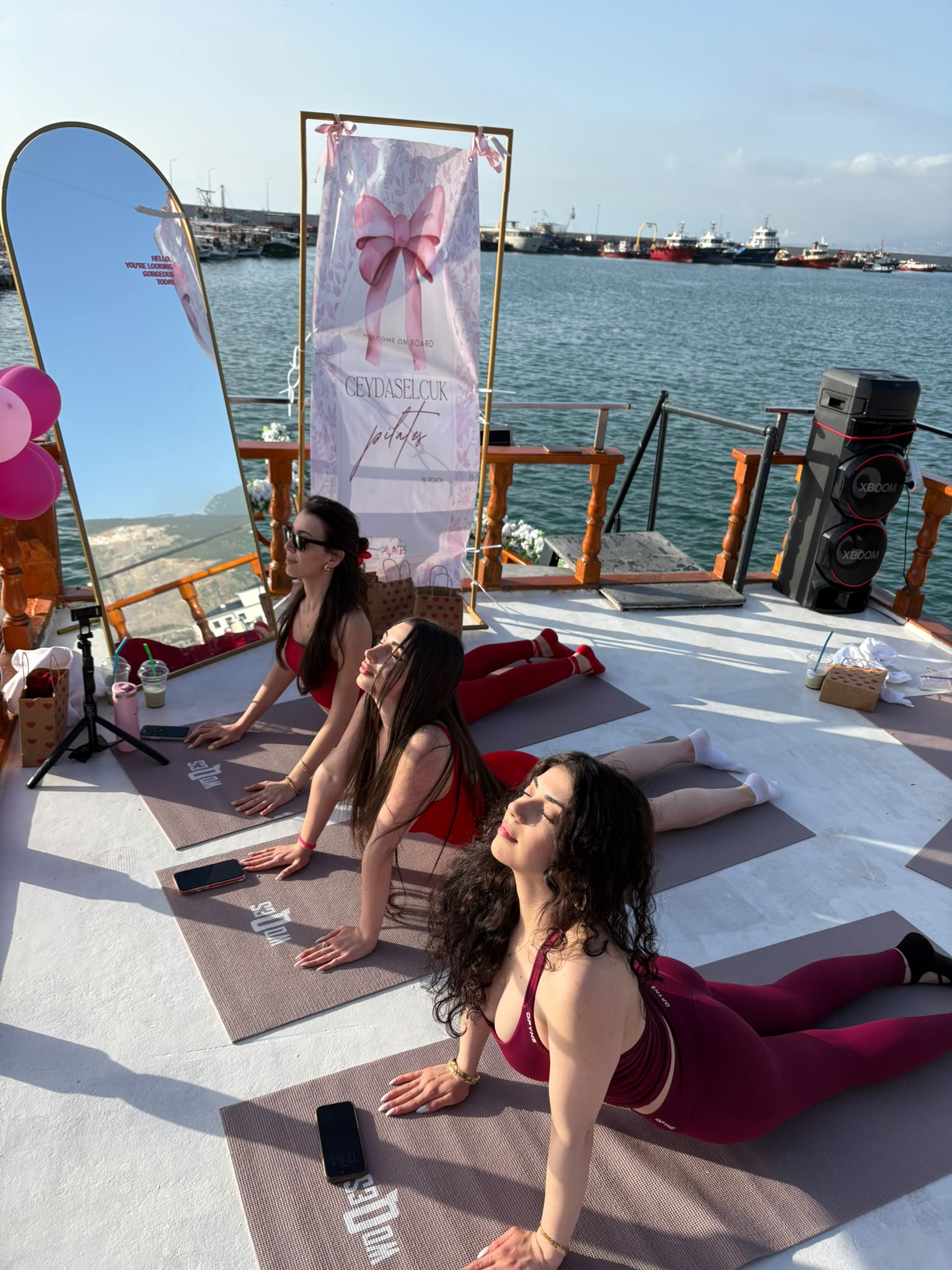 Denizin Ortasında Spor ve Eğlence Buluştu: Kadınlardan Teknede Pilates Etkinliği