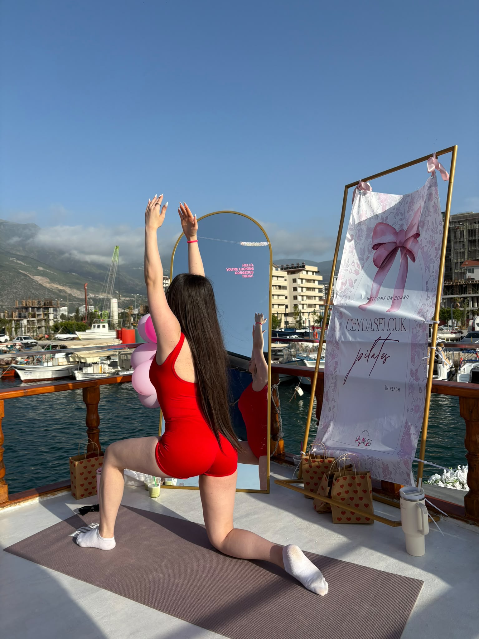 Denizin Ortasında Spor ve Eğlence Buluştu: Kadınlardan Teknede Pilates Etkinliği