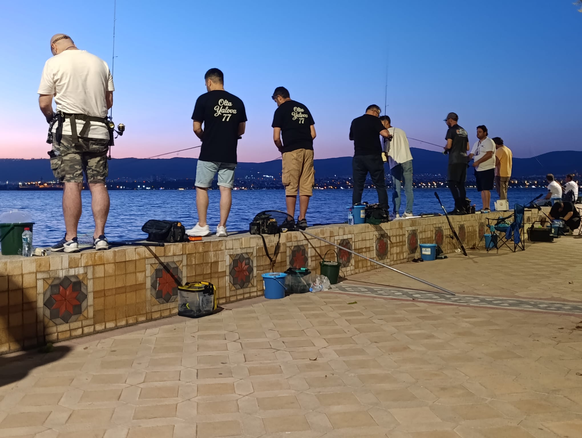Değirmendere Sahili Olta Balıkçılarıyla Doldu