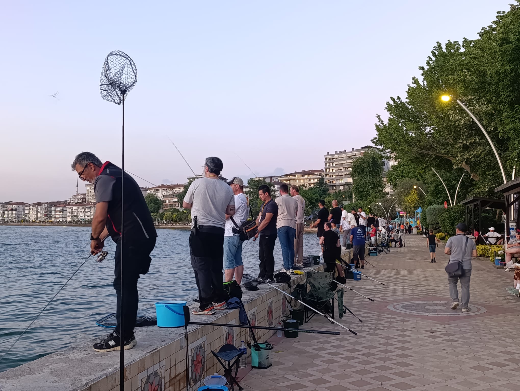Değirmendere Sahili Olta Balıkçılarıyla Doldu