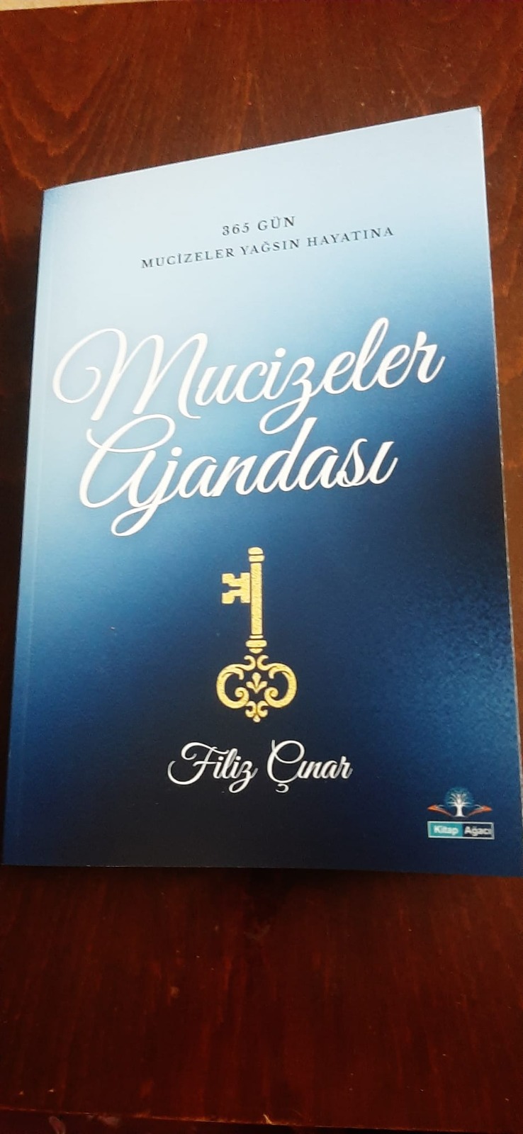 Yazar Filiz Çınar, "Mucizeler Ajandası" adlı Eserini
Dostlarına ve Edebiyat Severlere Tanıttı.