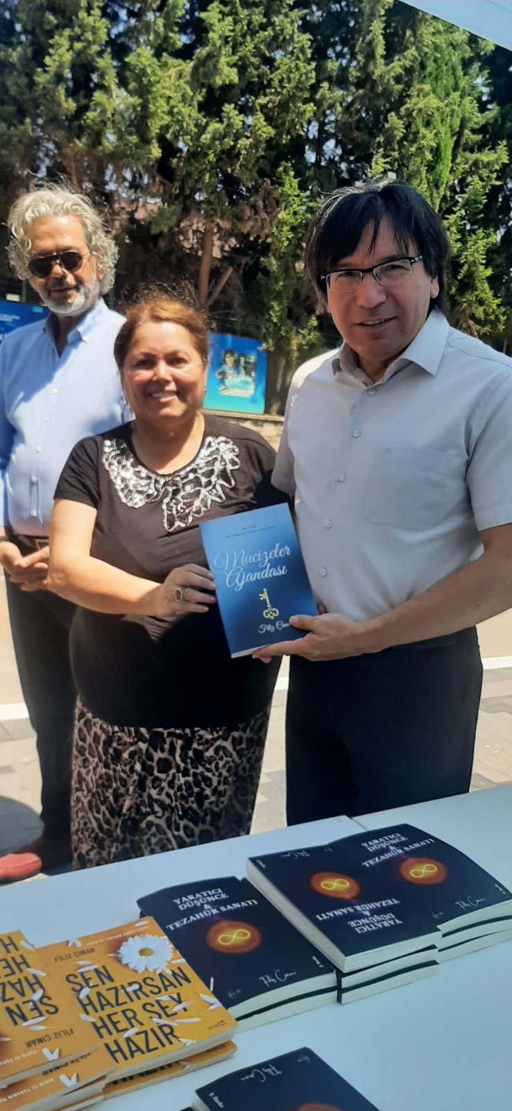 Yazar Filiz Çınar, "Mucizeler Ajandası" adlı Eserini
Dostlarına ve Edebiyat Severlere Tanıttı.
