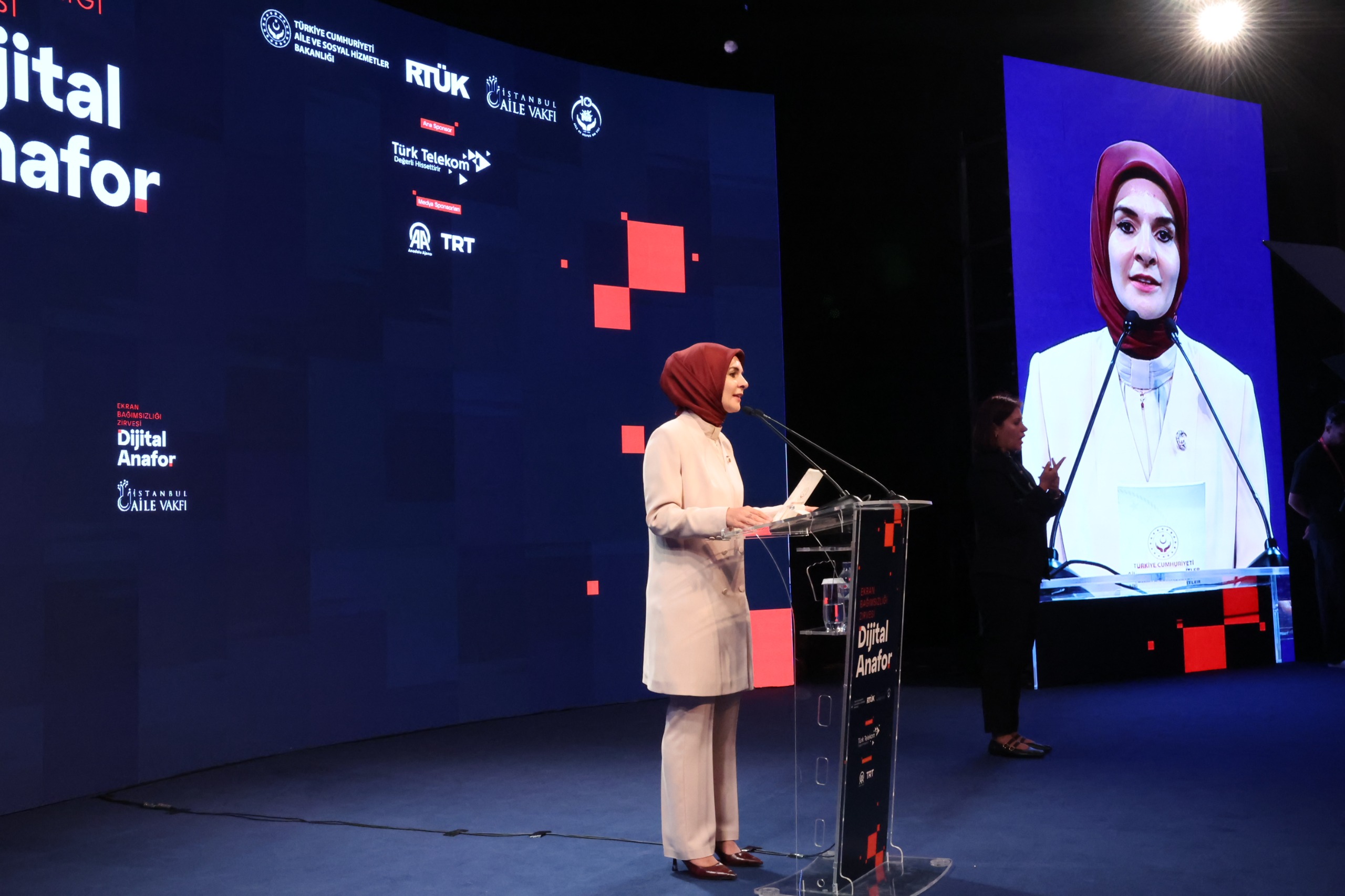 Aile ve Sosyal Politikalar Bakanı Mahinur Göktaş, "Dijital Anafor: Ekran Bağımsızlığı Zirvesi"nde konuştu