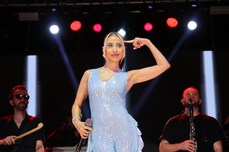 13. ÇINAR FESTİVALİ’NDE COŞKU ZİRVE YAPTI: FİNAL GECESİNİ HANDE ÜNSAL TAÇLANDIRDI