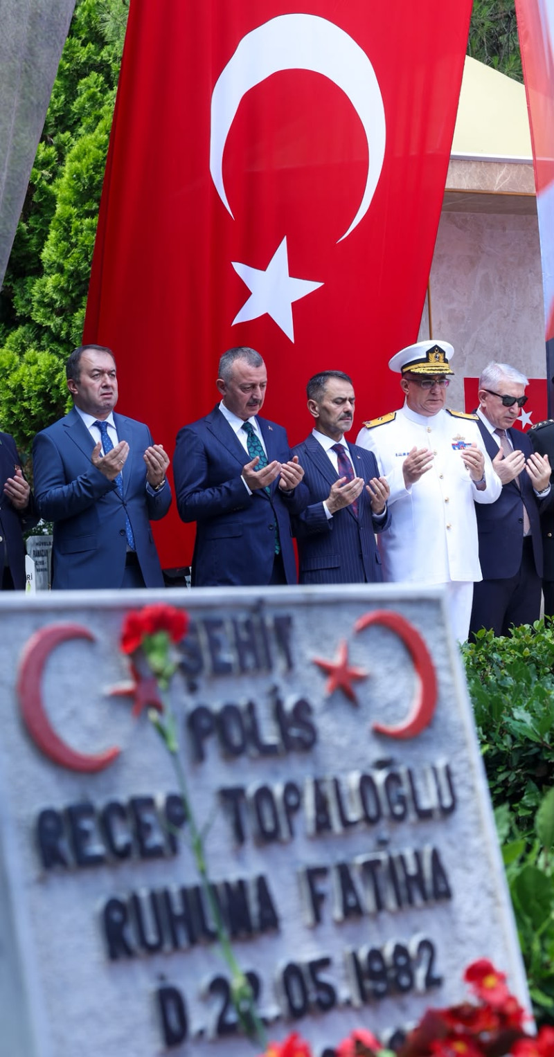 Dualar kahramanlar için yükseldi