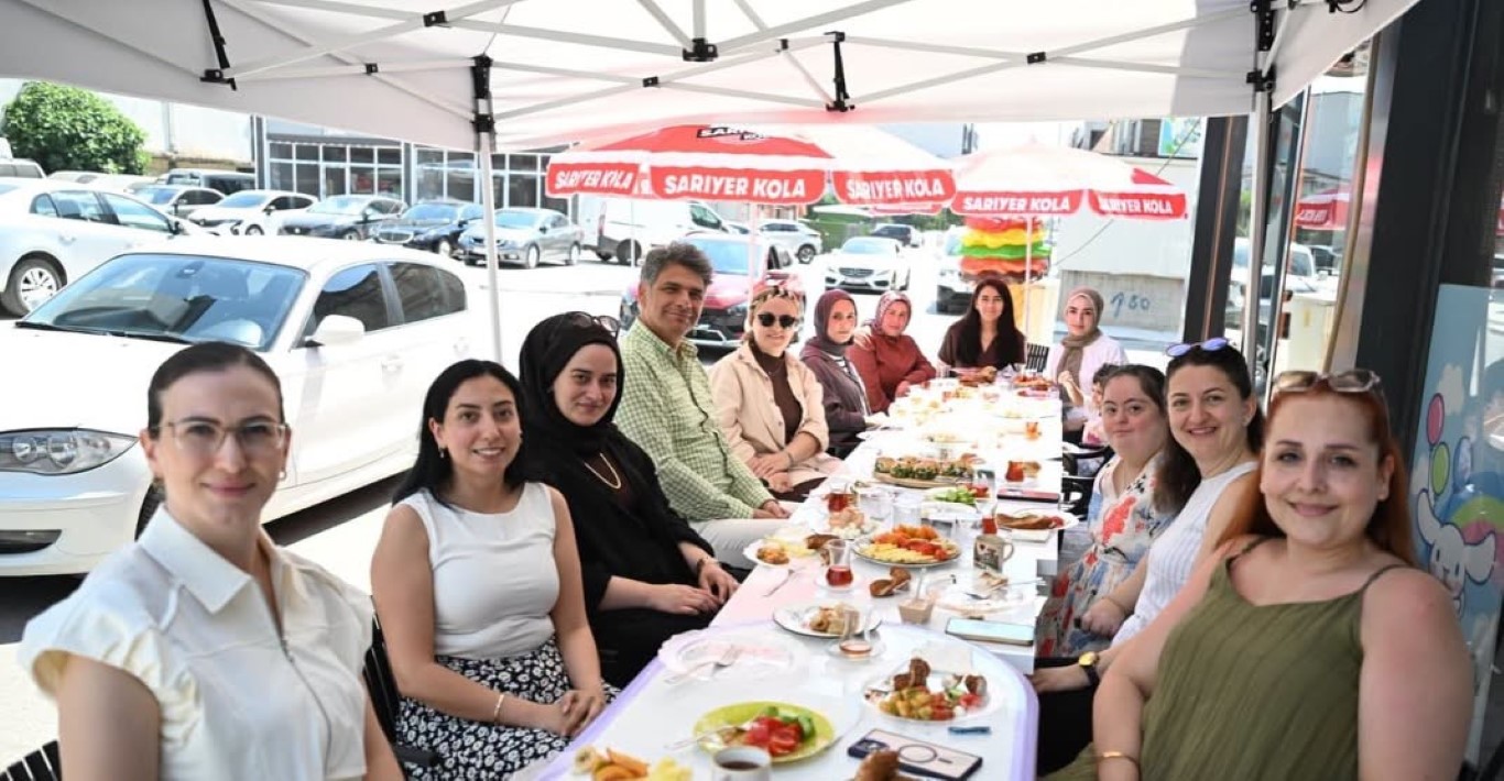 Kartepe Belediye Başkanı Mustafa Kocaman, İstasyon Mahallesi'nin Kadın Esnaflarıyla Bir Araya Geldi