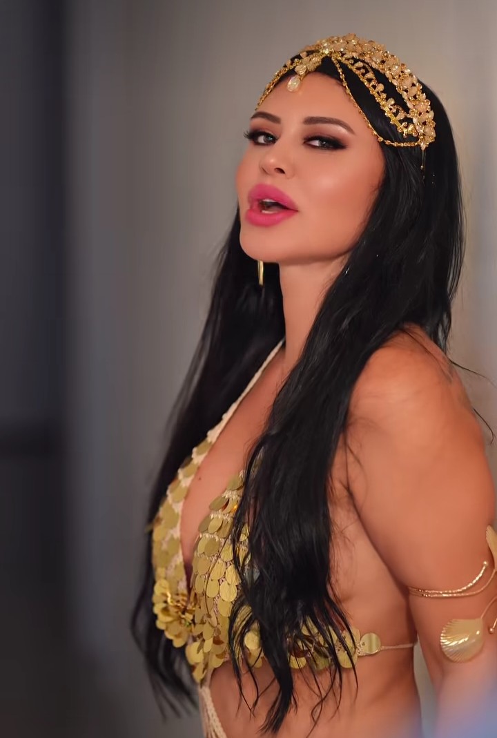 Ebru Polat'tan Yaza Damga Vuracak Yepyeni Bir Klip: "Hiç Şerefsiz Görmemiştim"