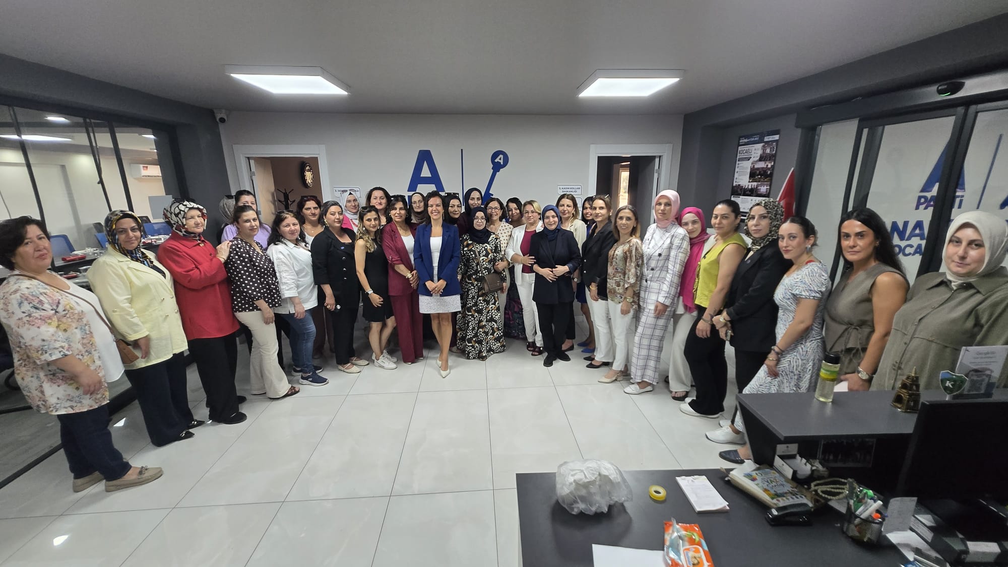 ÖZGE GÜLER’LE ANAHTAR PARTİ KADINLARI SAHAYA İNDİ: KOCAELİ’DE GÜÇLÜ TEŞKİLAT MESAJI