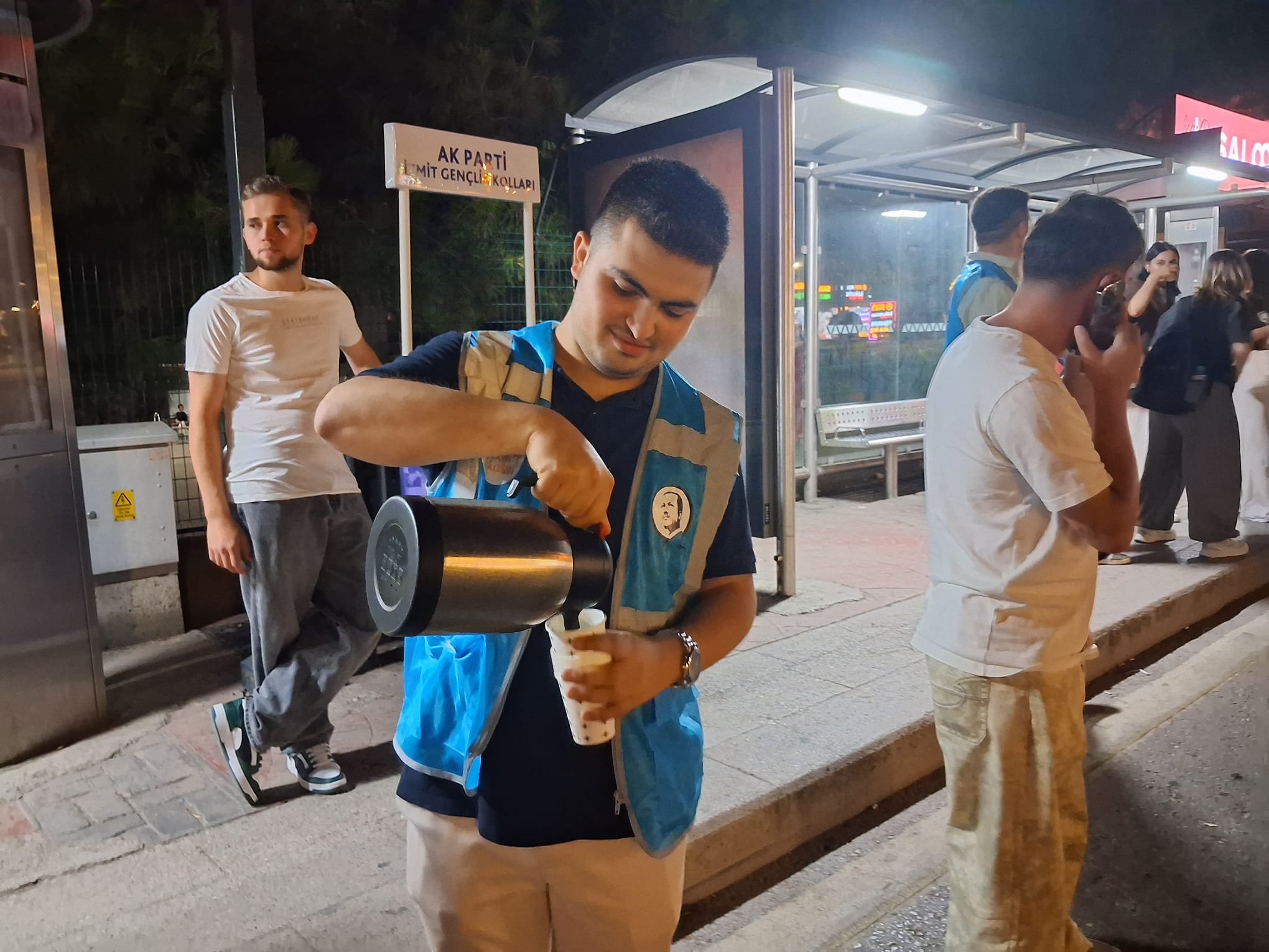 AK Parti İzmit Gençlik Kolları'ndan Vatandaşlara Nescafe İkramı: Gönüllere Dokunan Anlamlı Etkinlik