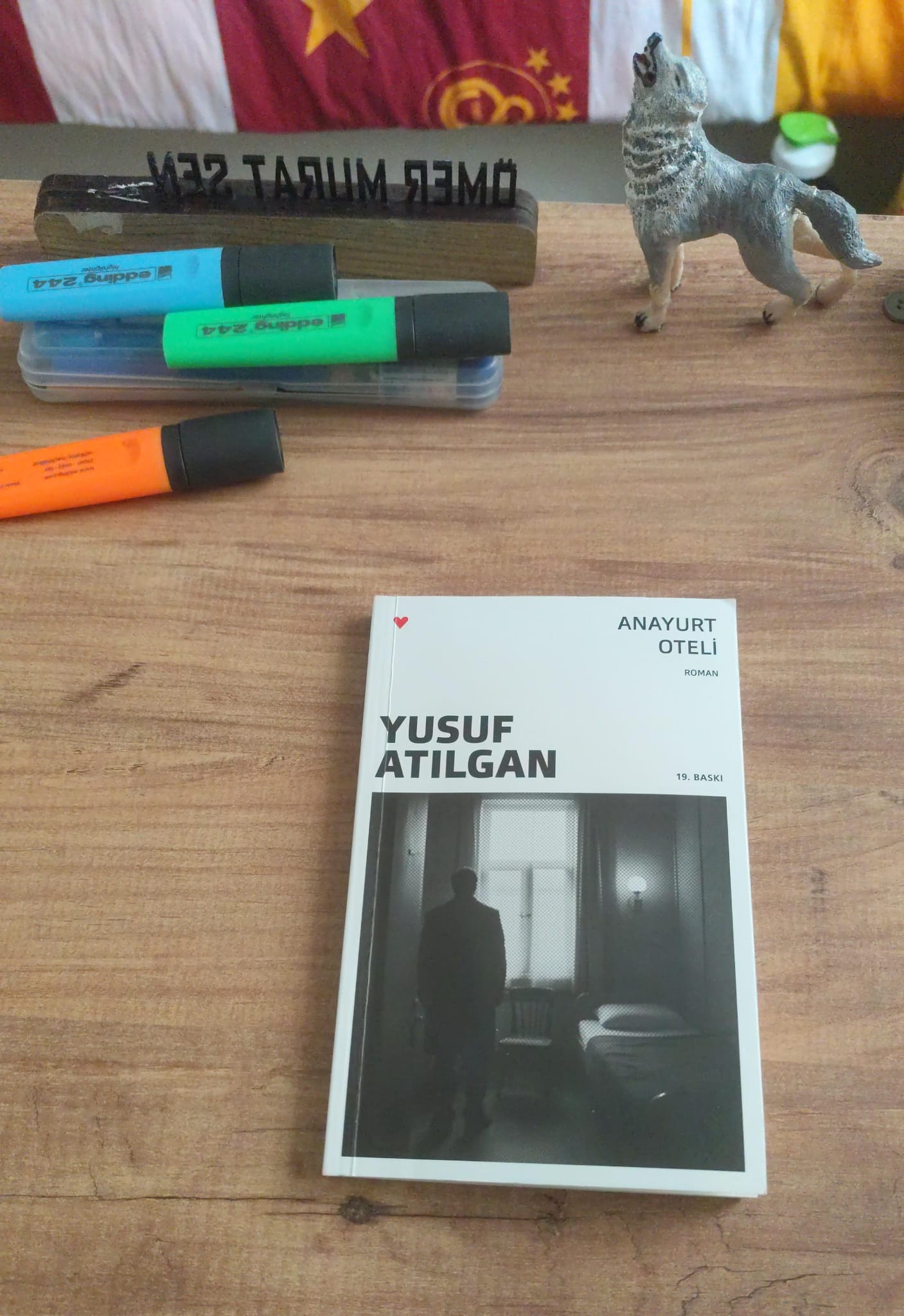 Yazar, Sanat Yönetmeni Ömer Murat Şen Köşe Yazısı: "Bir Otel, Bir Ülke ve Yönetmenin Ağırlığı"