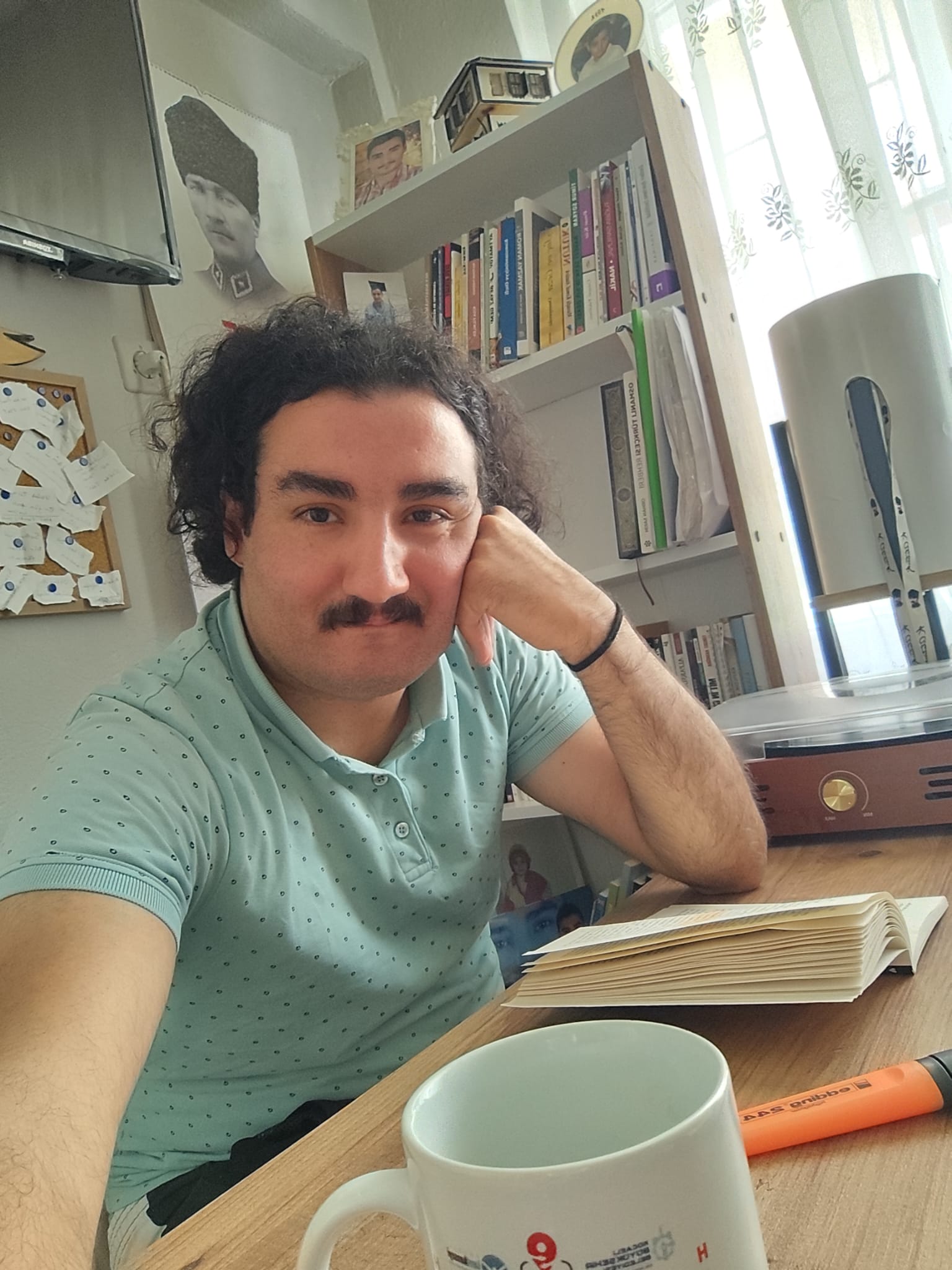 Yazar, Sanat Yönetmeni Ömer Murat Şen Köşe Yazısı: "Bir Otel, Bir Ülke ve Yönetmenin Ağırlığı"