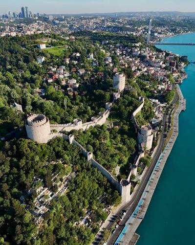Eğitimci Yazar Hayri Bostan Köşe Yazısı: İstanbul'u Düşünmek, Yaşamak Düşlerde Şimdi