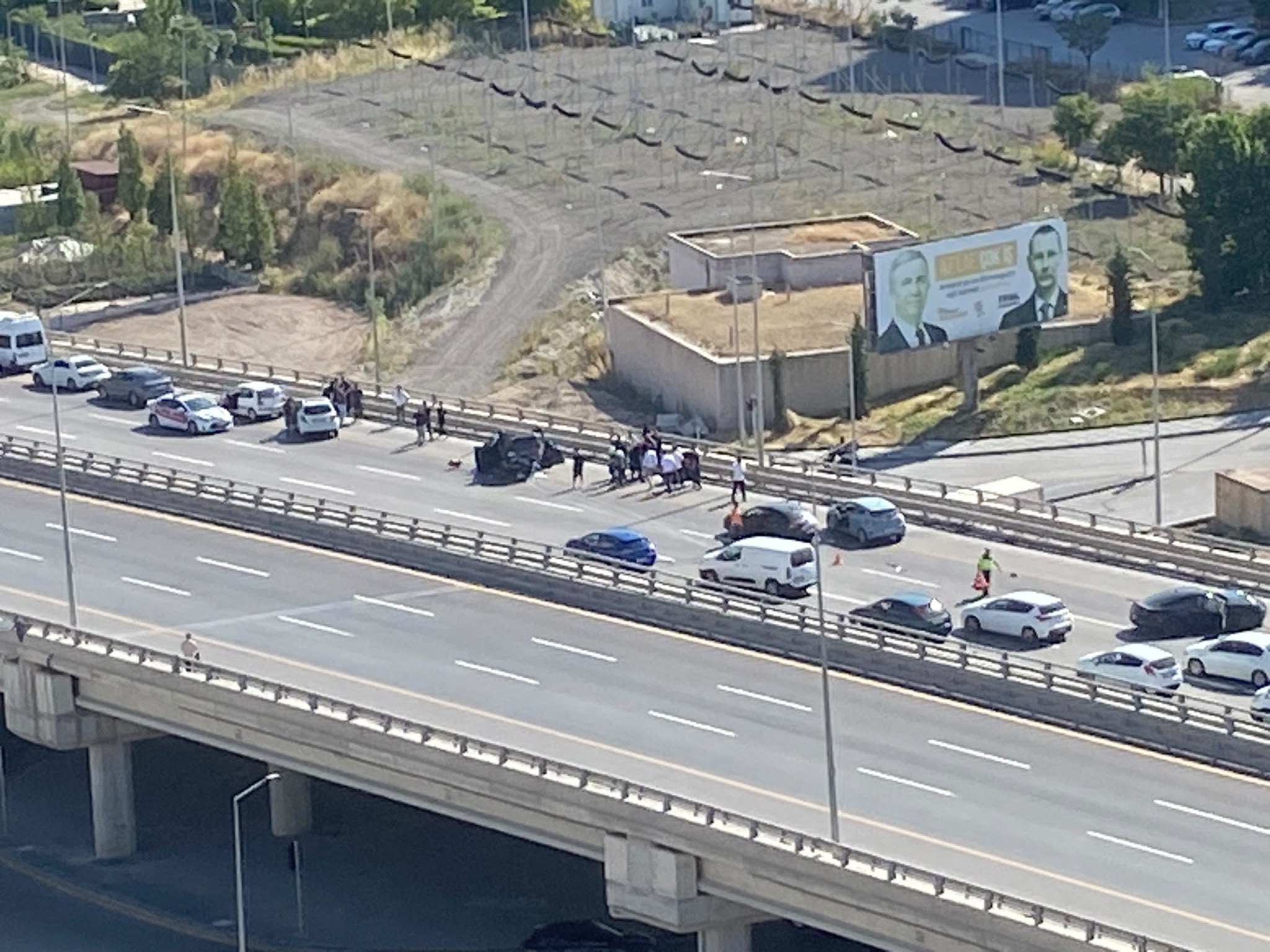 Ankara Girişinde Korkutan Kaza: Bariyerlere Çarpan Otomobil Ters Takla Attı