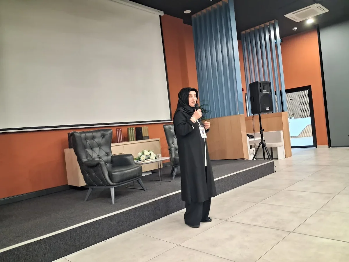 Şair Hülya Efe Dalfidan Okurları ve Dostlarıyla Buluştu