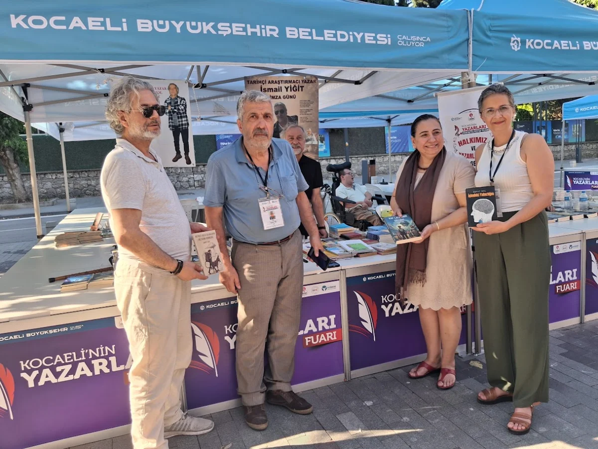 İsmail Yiğit, Yazar ve Şair Dostlarıyla Sanat Cafe’de Bir Araya Geldi