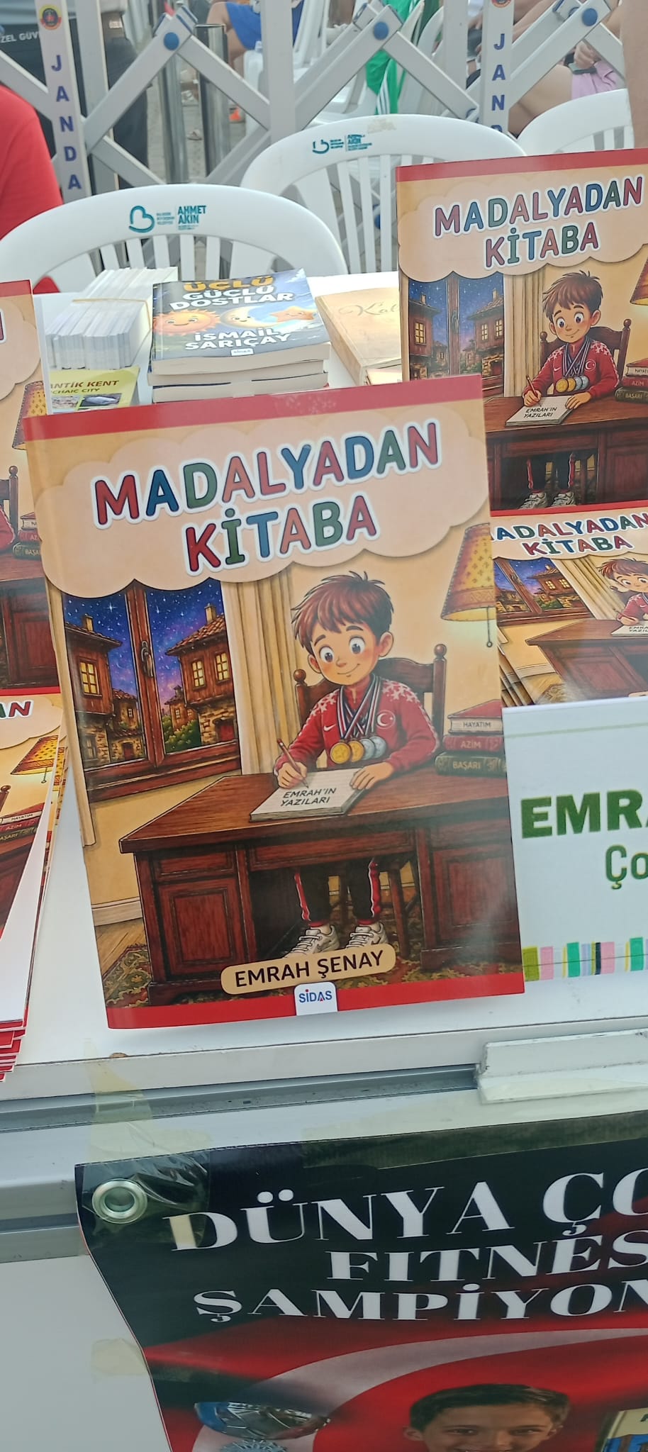 Küçük Yazar Emrah Şenay, Hikâye Kitabıyla Edremit Kitap Fuarı’nda Okurlarıyla Buluştu