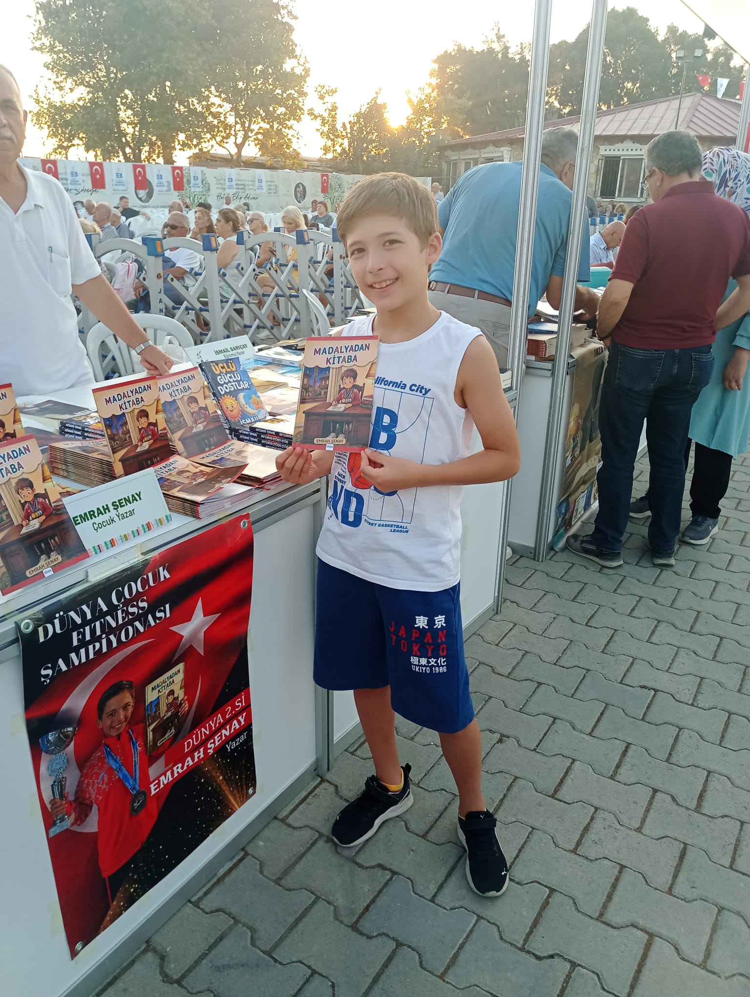 Küçük Yazar Emrah Şenay, Hikâye Kitabıyla Edremit Kitap Fuarı’nda Okurlarıyla Buluştu