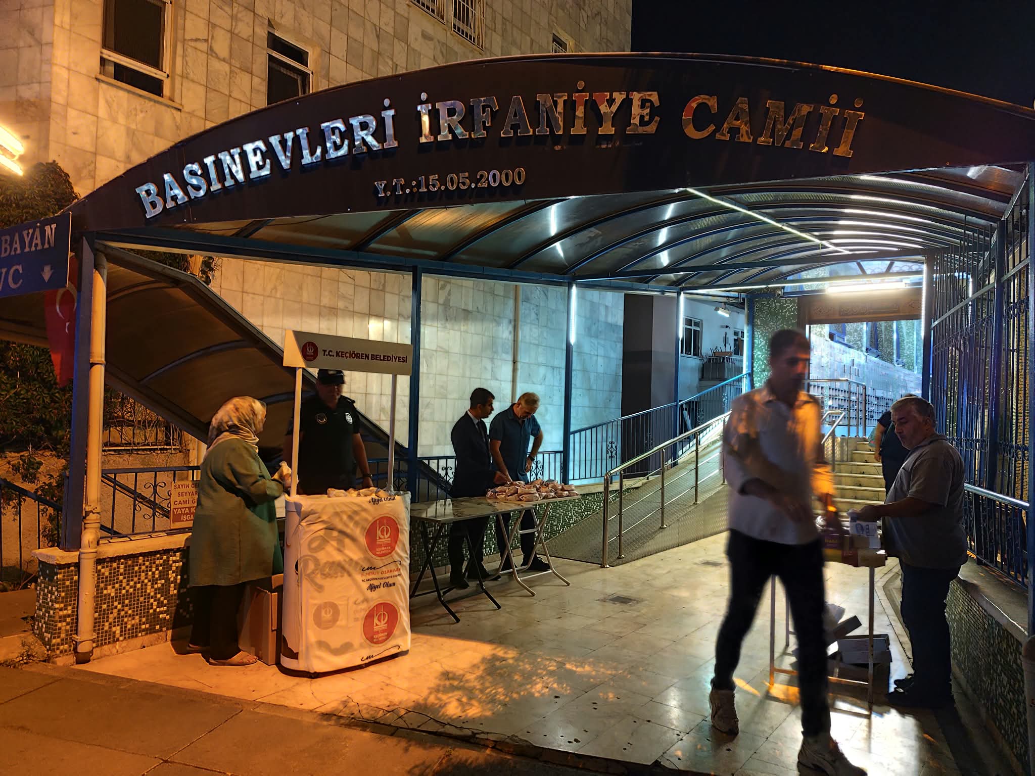 Keçiören’de Mevlid Kandili’nde Vatandaşlara Kandil Simidi İkramı