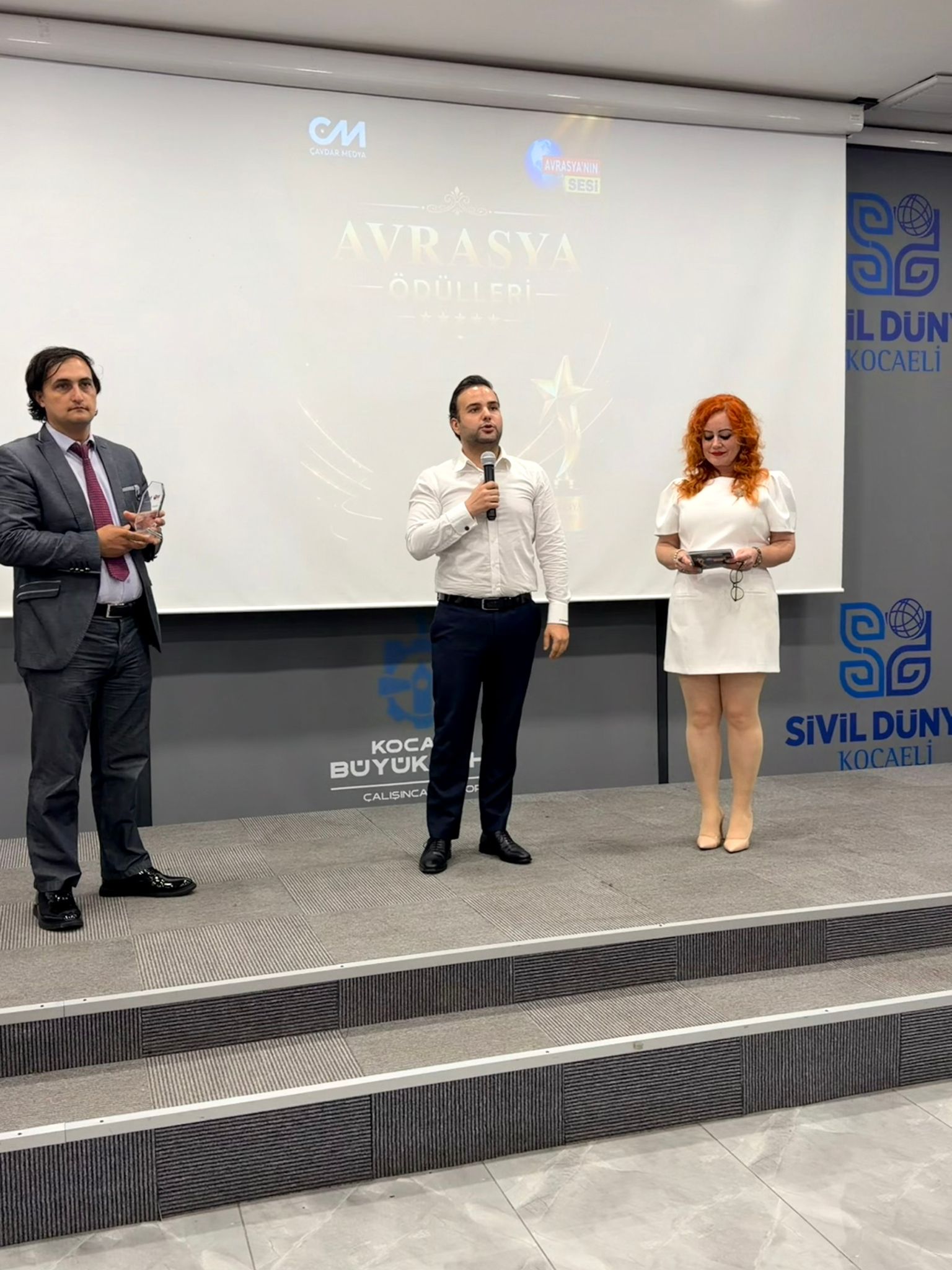 FEHİM USTAOĞLU’NA TÜRKİYE’NİN TANITIMINA KATKILARINDAN DOLAYI ÖDÜL